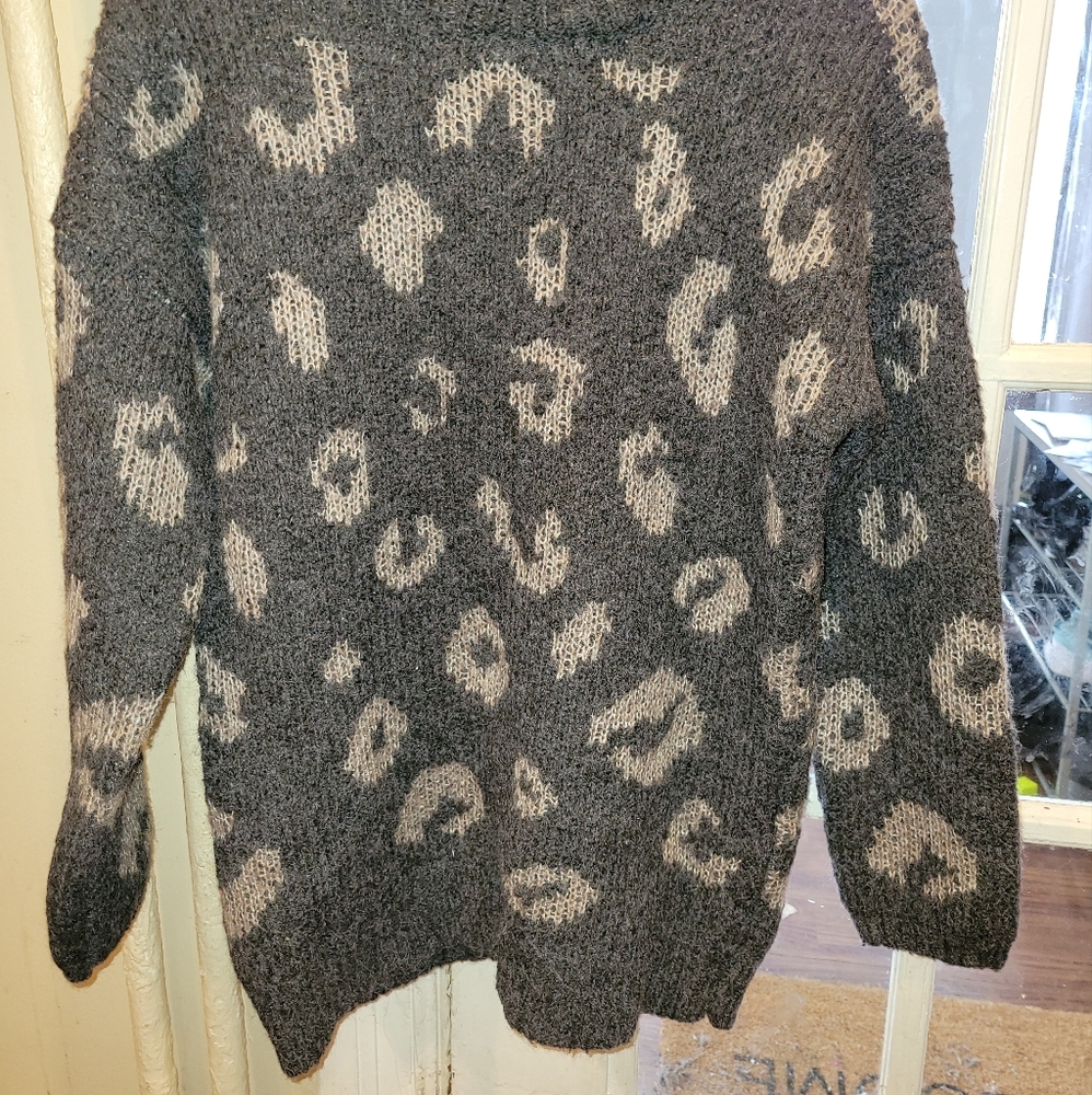 Universal Thread, Medium, Grey Cheetah Print